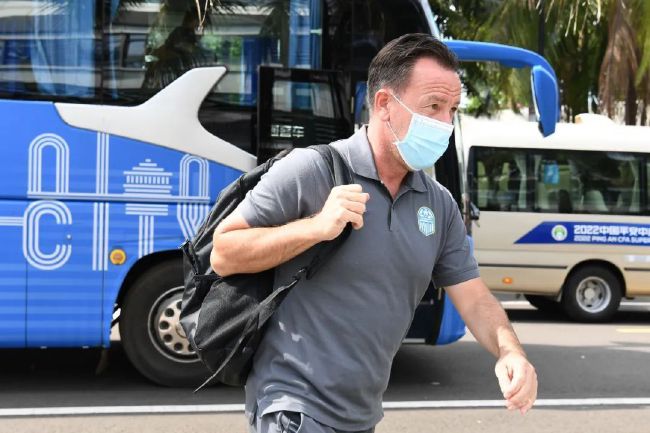 　　　　不破不立　　　　哥谭市是个被胡作非为的犯法团体和贪污败北的权要所节制的年夜都会。